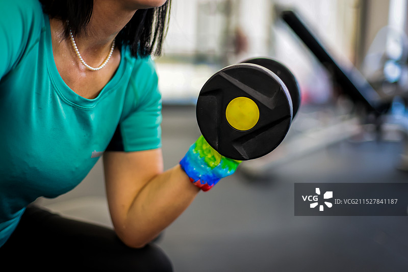 亚洲女性在健身房健身锻炼图片素材