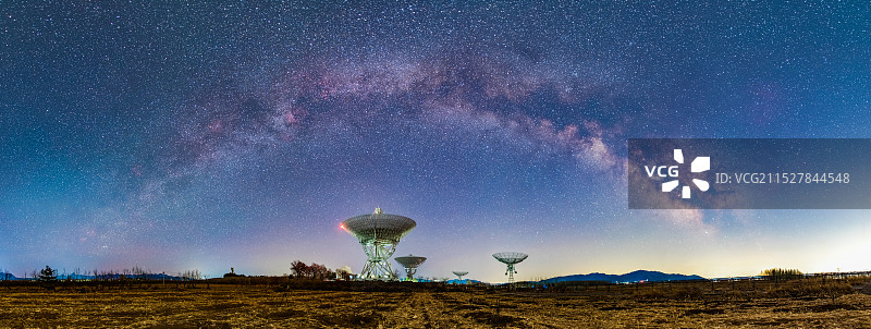 密云天文台上空的银河拱桥图片素材
