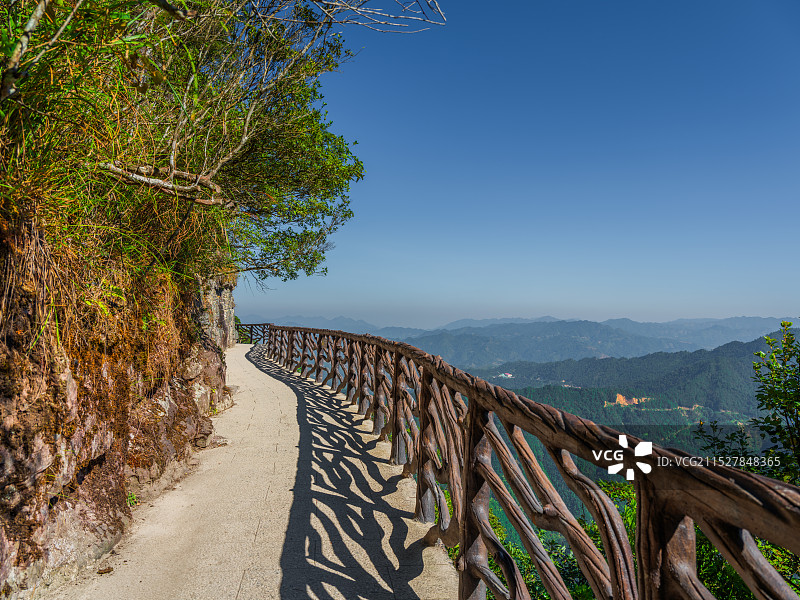 广西来宾金秀盘王界景区环山而建的游客走道图片素材