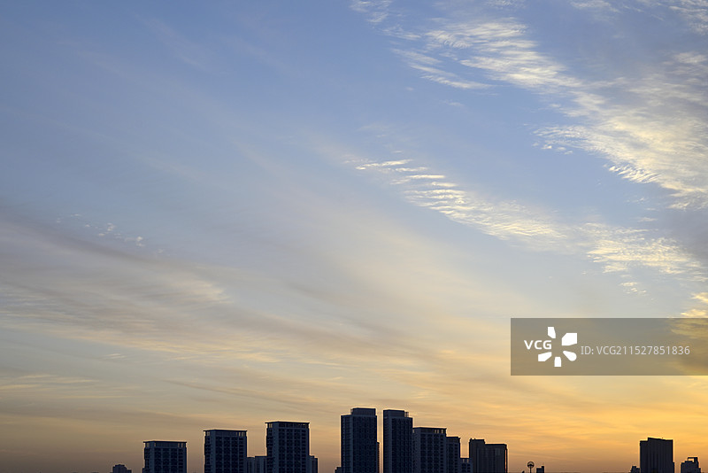日出时的天空衬托出建筑物的轮廓剪影背景图图片素材