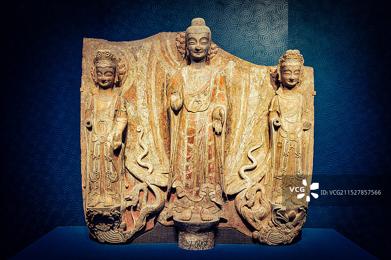 青州的微笑｜东魏贴金彩绘背屏式佛菩萨三尊像图片素材