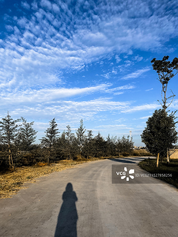 行走于天地间图片素材