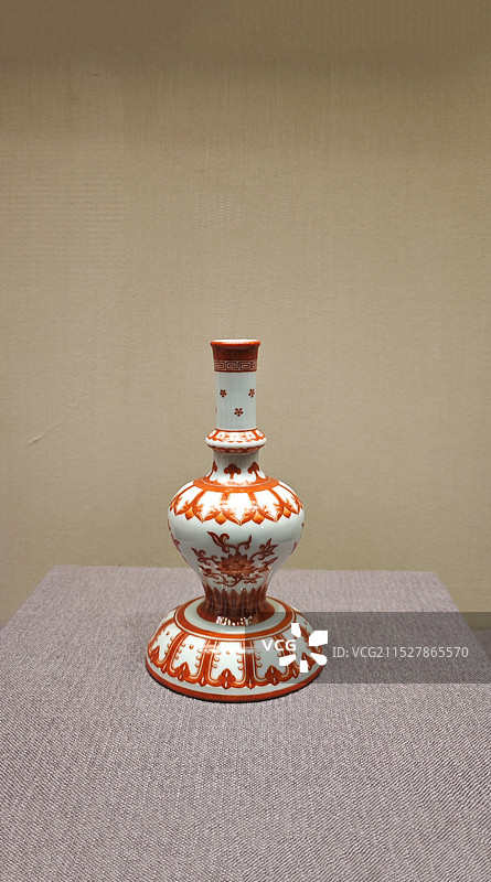 清 矾红番莲纹甘露瓶图片素材