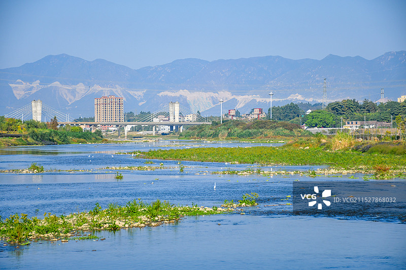 城市与河流的交汇图片素材