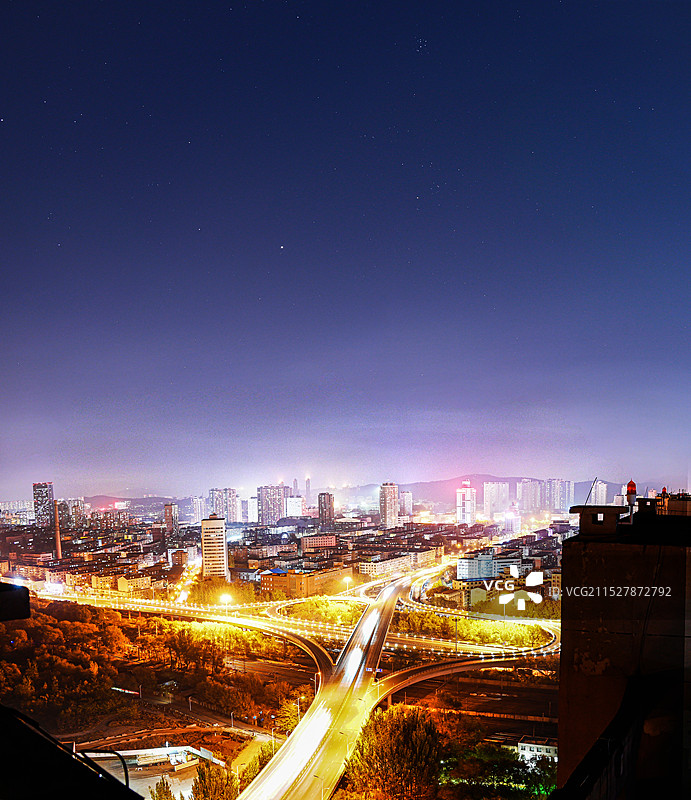 七级光污染下的城市天空图片素材