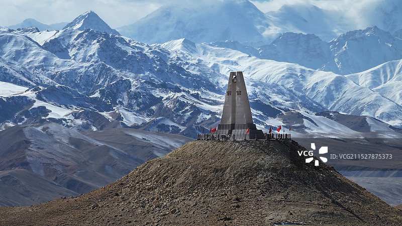 新疆风景——雪山下的中国西极塔图片素材