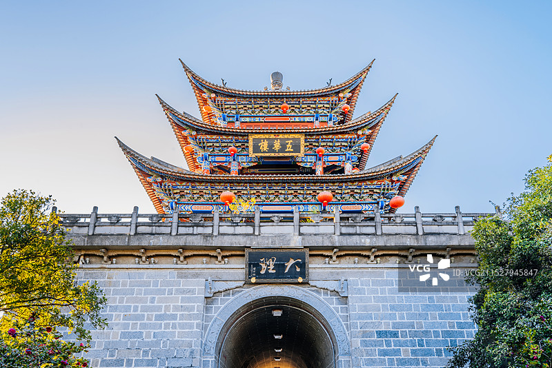 中国云南大理古城五华楼城门清晨风光图片素材