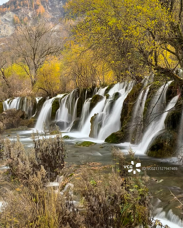 著名景点：金秋时节童话世界九寨沟——熊猫海瀑布图片素材