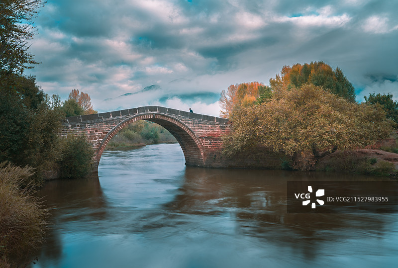 大理沙溪；梦幻的玉津桥图片素材