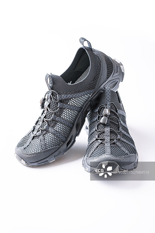 棚拍白色背景上网面溯溪黑色男鞋图片素材