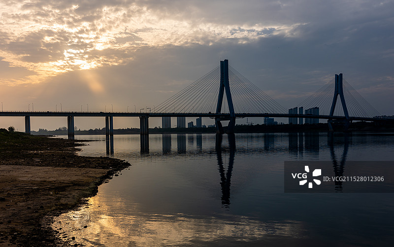 常德沅水河边观桃花源大桥日落图片素材