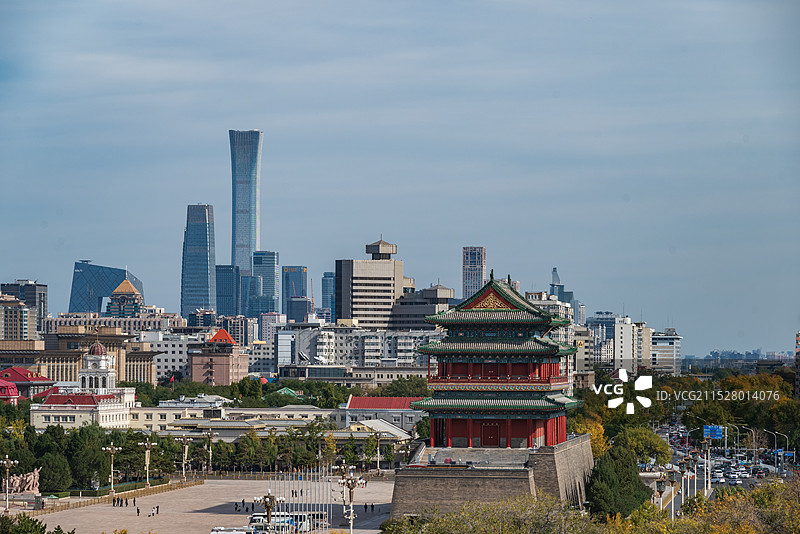 中国北京中轴线，正阳门与国贸CBD古今同框图片素材