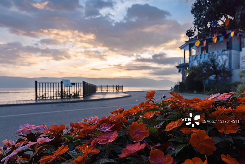 云南省大理白族自治州洱海网红S湾秋季日出户外风光图片素材