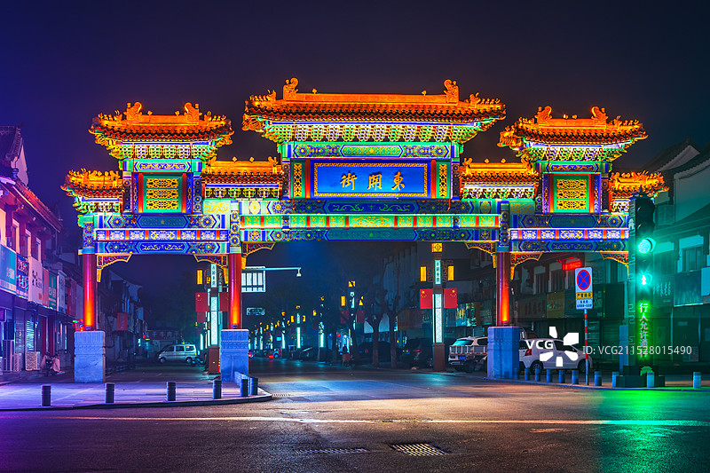 聊城东关街夜景24.11图片素材