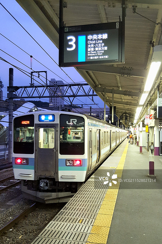日本山梨县甲府市，准备返回东京JR中央本线电车图片素材