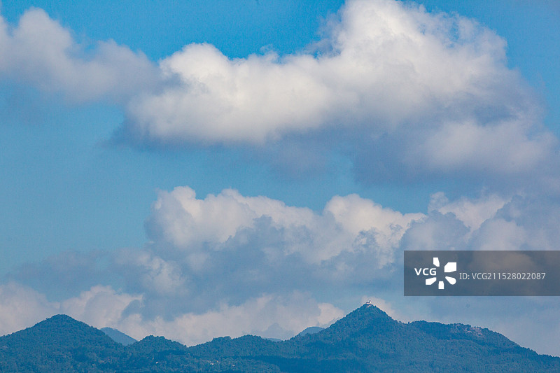 四川省绵阳市北川县冬日周围山峰，山脉，云彩，风景图片素材