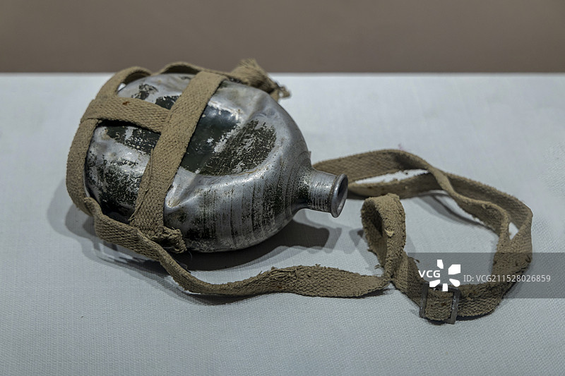 山东省滨州市博物馆“渤海革命老区抗日战争纪实展”：抗日战争时期水壶（抗日战争时期，无棣县博物馆）图片素材