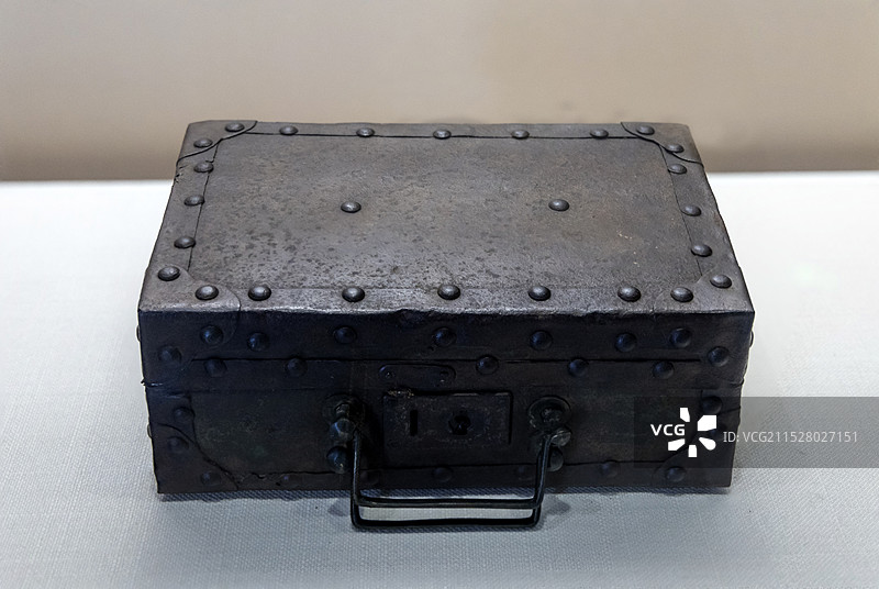 山东省滨州市博物馆“渤海革命老区抗日战争纪实展”：抗日战争时期药箱（抗日战争时期，无棣县博物馆）图片素材