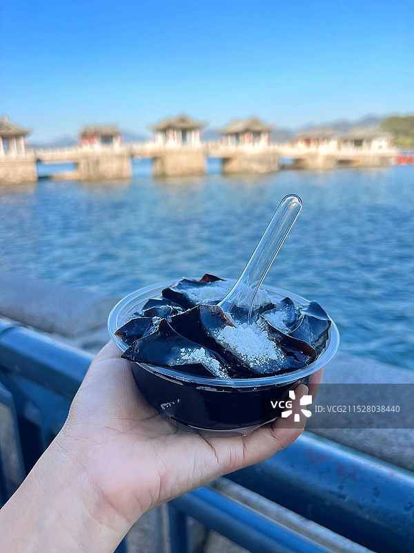 潮州广济桥湘子桥边的潮汕草粿烧仙草图片素材