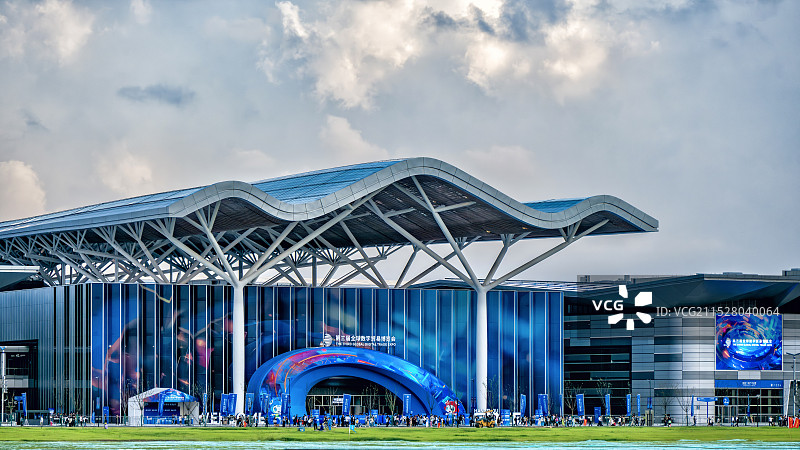 举办全球数字贸易博览会期间的杭州大会展中心图片素材