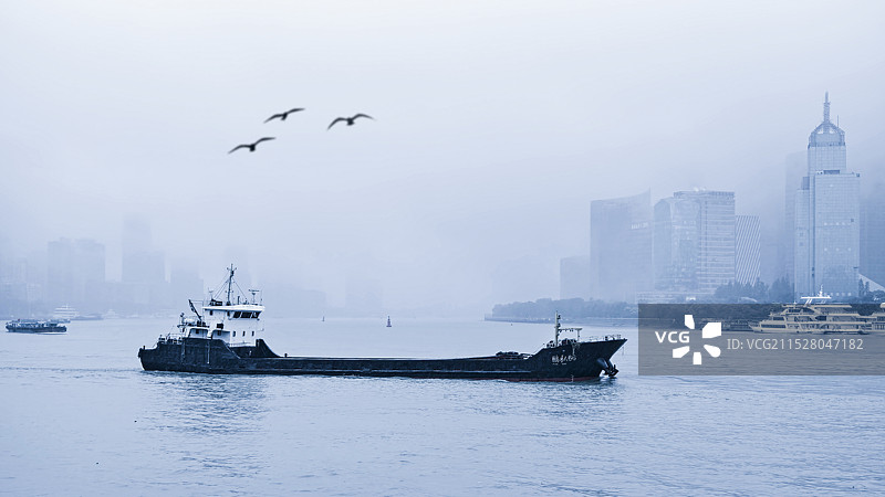 晨雾中的黄浦江图片素材