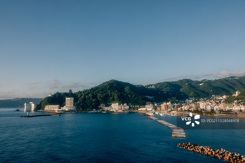 朝阳的日本伊豆热海相模湾图片素材