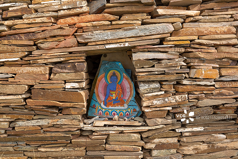 刻在石头上的藏文 玛尼石图片素材