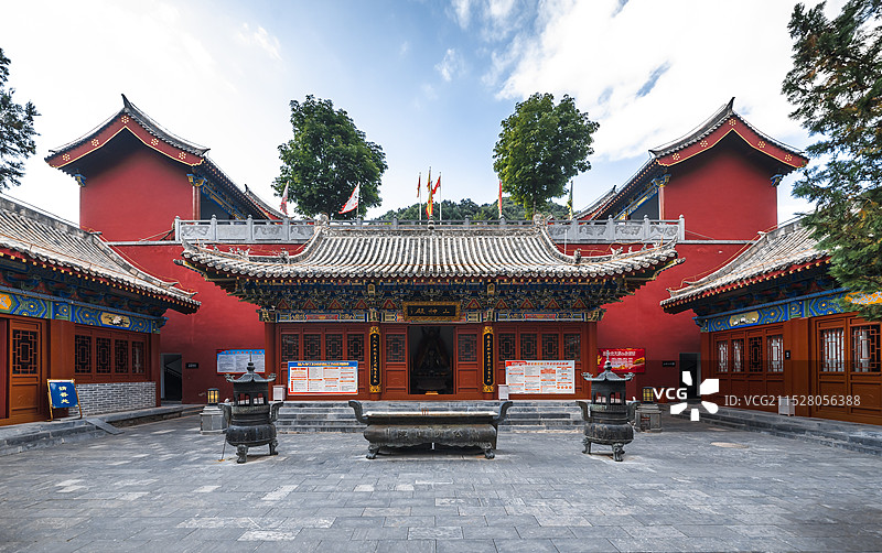 蓝天白云下的财神庙宇图片素材