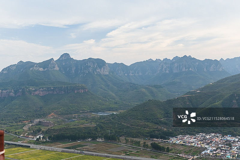 河北涉县韩王九寨景区村庄和东山大地景观稻田画图片素材