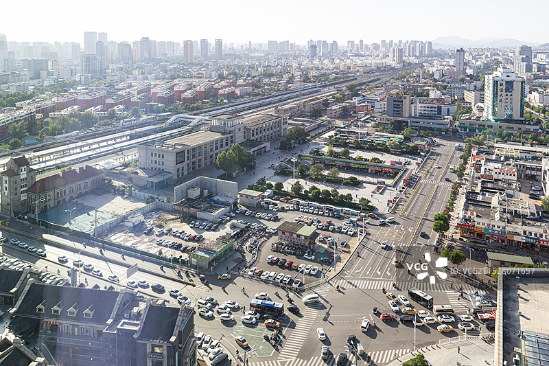 中国城市市风光拍摄主题，山东泰安泰山站火车站和城市居住区社区住房，户外白昼无人图像摄影图片素材