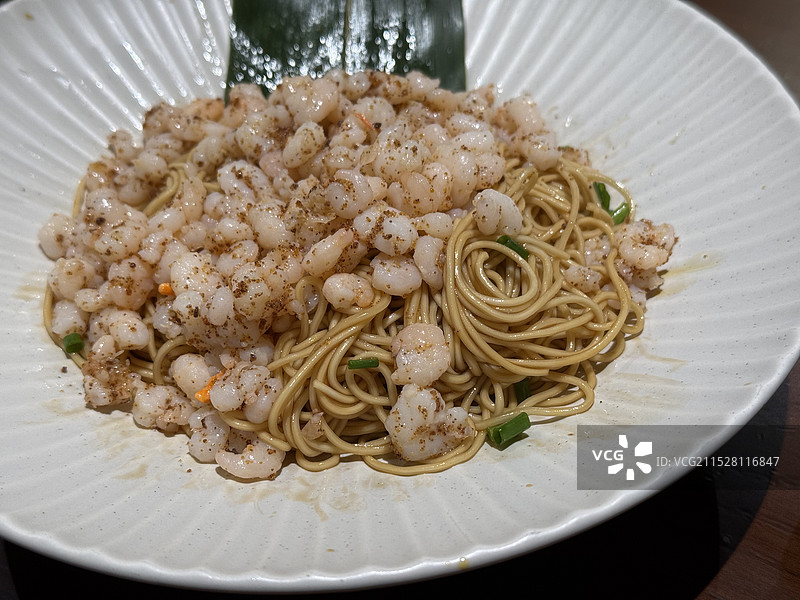 桌上盘子里三虾面条特写镜头图片素材