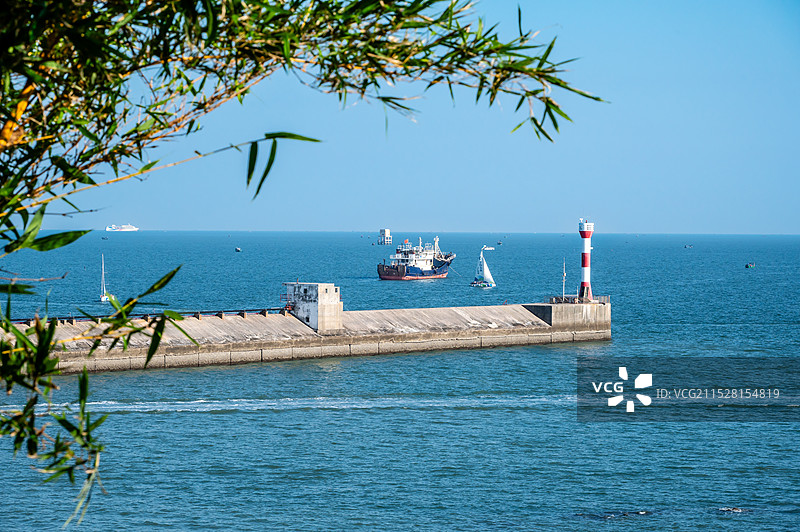 蓝天大海灯塔海滩图片素材