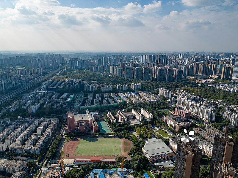 鸟瞰视点看嘉祥外国语高级中学和城市图片素材