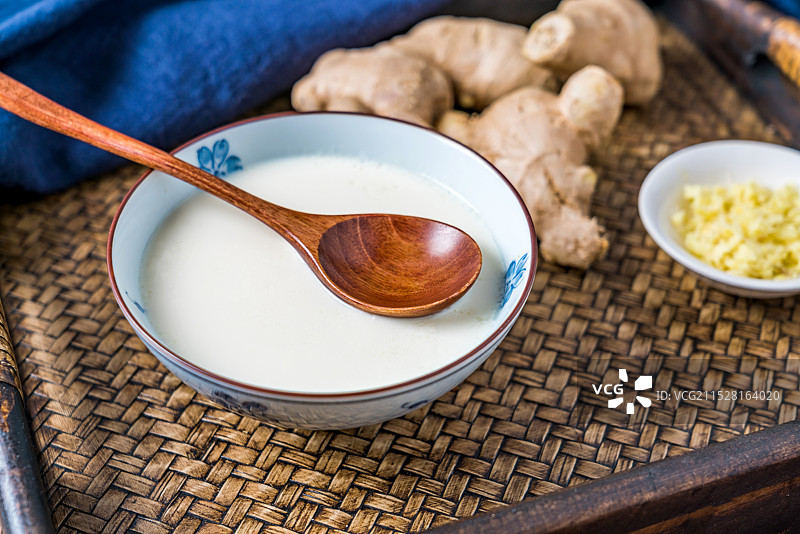传统广东粤式甜品姜撞奶图片素材