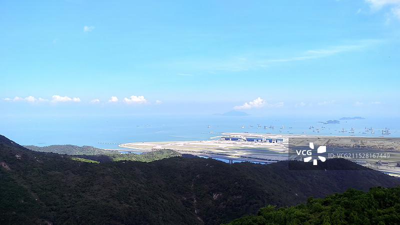 在大屿山昂坪缆车上远眺香港机场图片素材