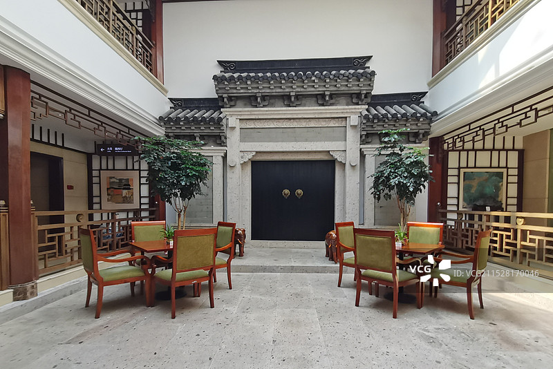 中式建筑庭院内桌子椅子图片素材