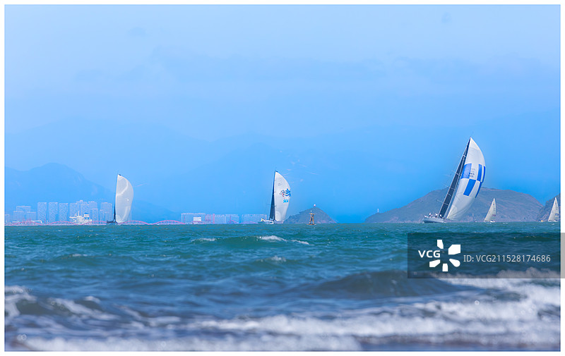 碧水蓝天下的第十六届中国杯帆船赛图片素材