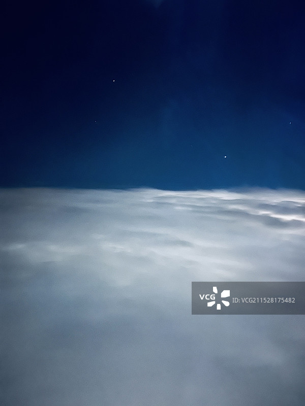 深邃夜空中的云层图片素材