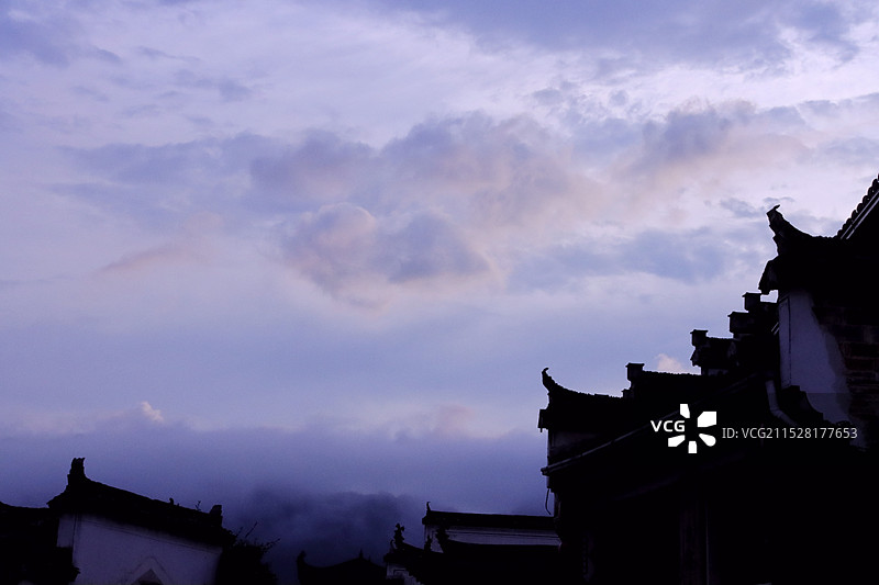 安徽黄山黟县徽派建筑剪影与远山云雾图片素材