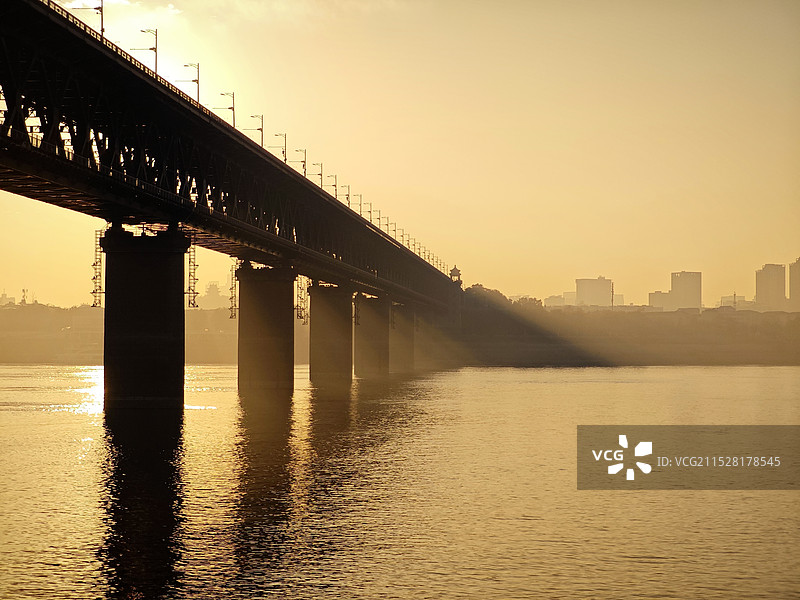 夕阳西下的天桥俯视图图片素材
