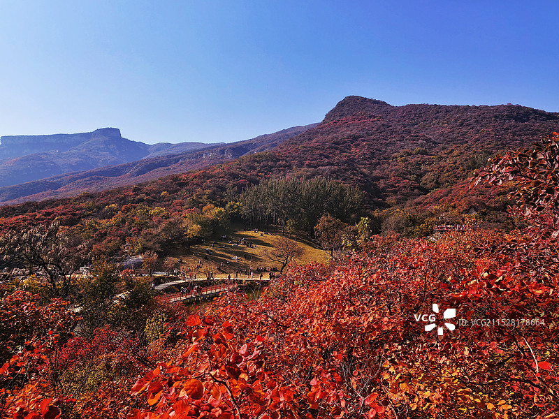 蓝天映衬下的北京房山坡峰岭风景图片素材