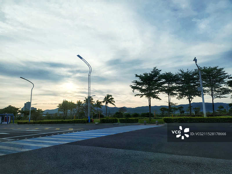 空旷的道路映衬着多云的天空图片素材