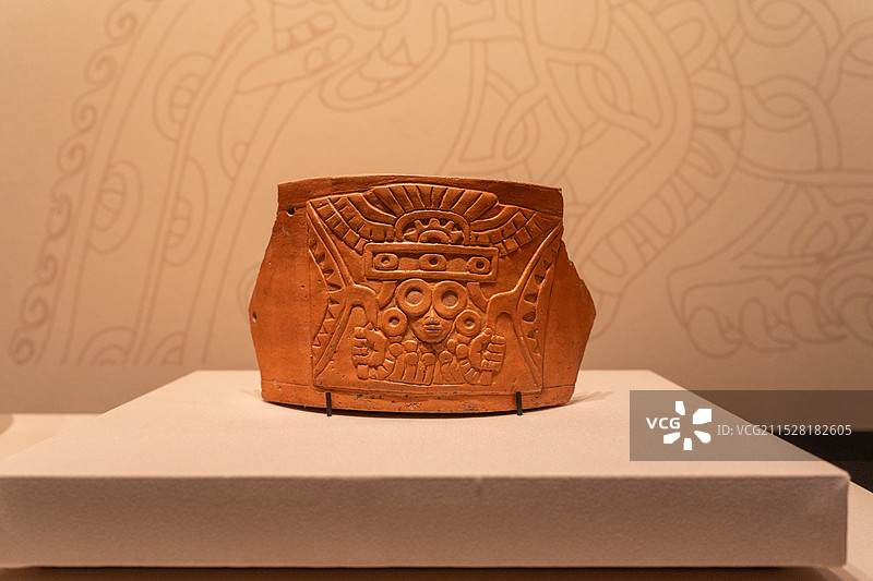 卡洛斯·裴里瑟·卡玛拉人类学博物馆文物特奥蒂瓦坎文化雨神纹陶罐残片图片素材