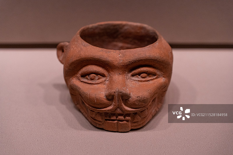 墨西哥国立人类学博物馆文物特奥蒂瓦坎文化祭祀用豹首形陶壶图片素材