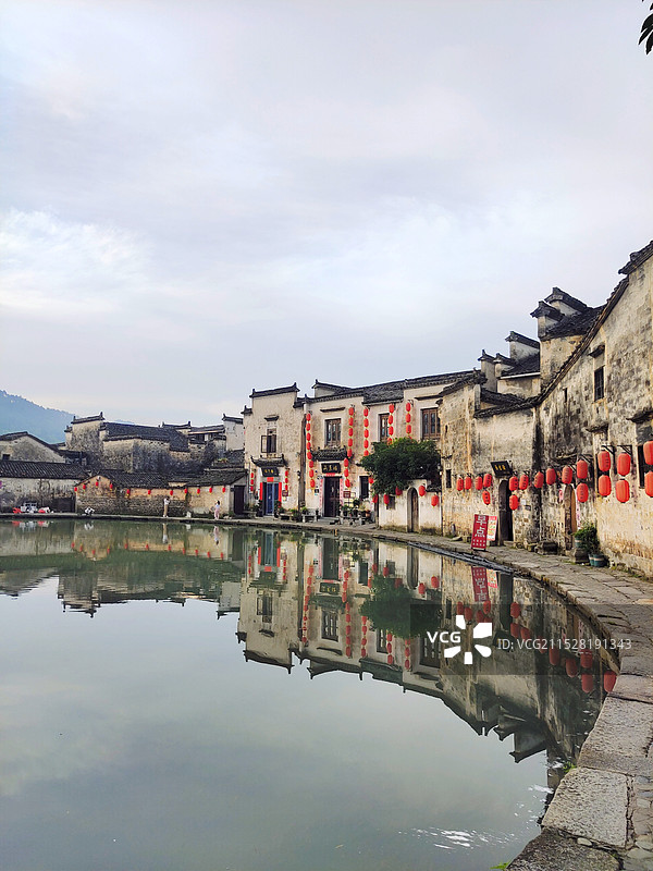 安徽黄山黟县宏村月沼徽派建筑房屋与在水中的倒影水墨江南徽州 马头墙图片素材