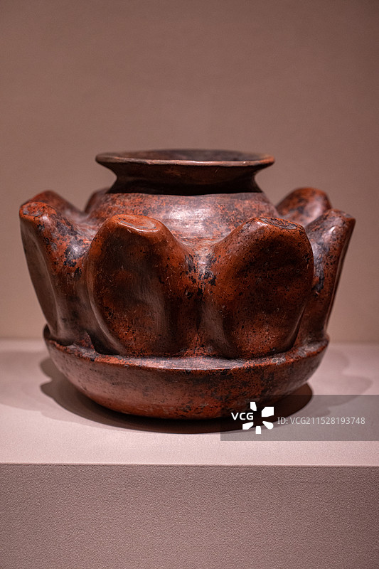 墨西哥国立人类学博物馆文物竖井墓文化玉米粒造型陶罐图片素材