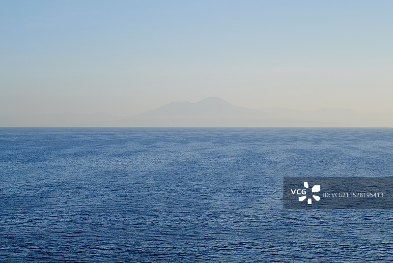 早晨薄雾中的地中海与远处岛屿山峰图片素材