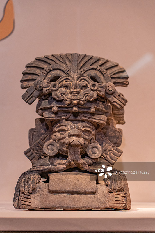 墨西哥国立人类学博物馆文物萨波特克文化祭祀丧葬用陶瓮图片素材