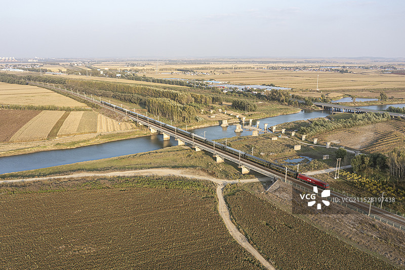 长春-厦门特快列车通过京哈线东辽河大桥图片素材