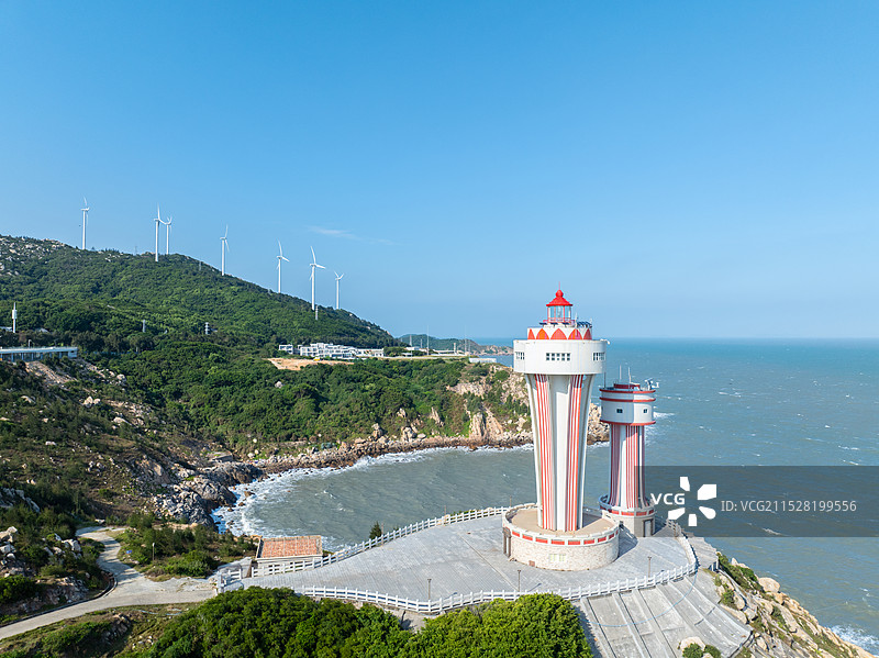 航拍广东汕头南澳岛海岸线边的灯塔图片素材